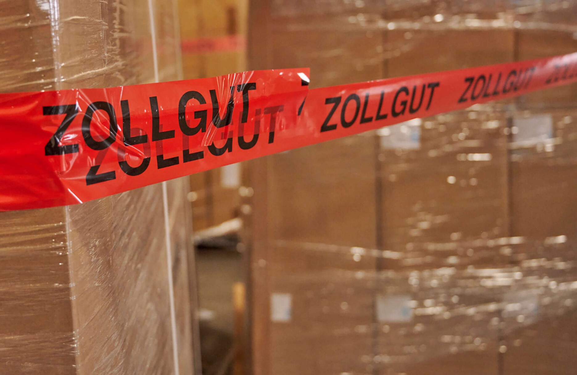 Paletten mit Zollgut Kennzeichnung in Lagerhalle