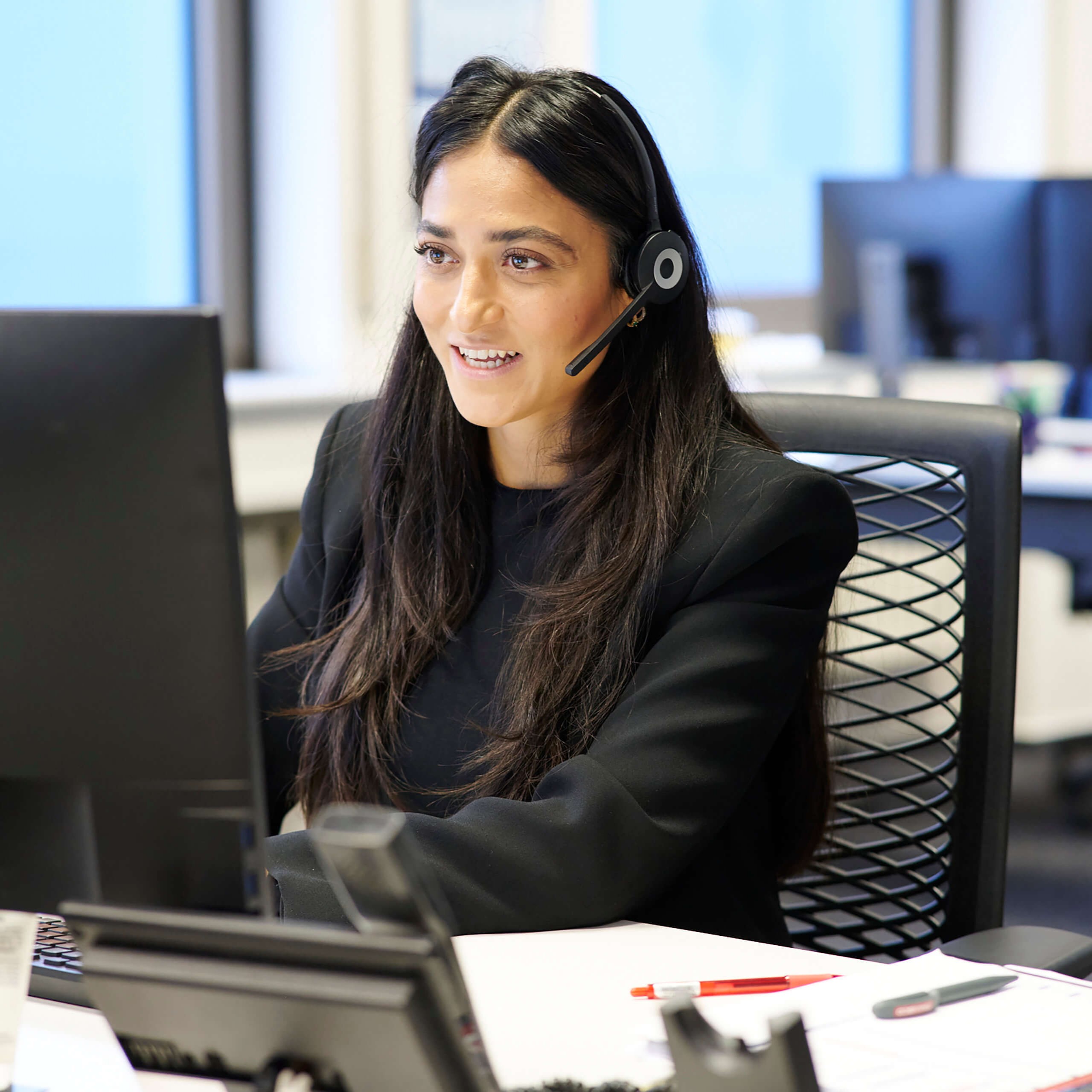 Mitarbeiterin Spedition Transco am PC mit Headset