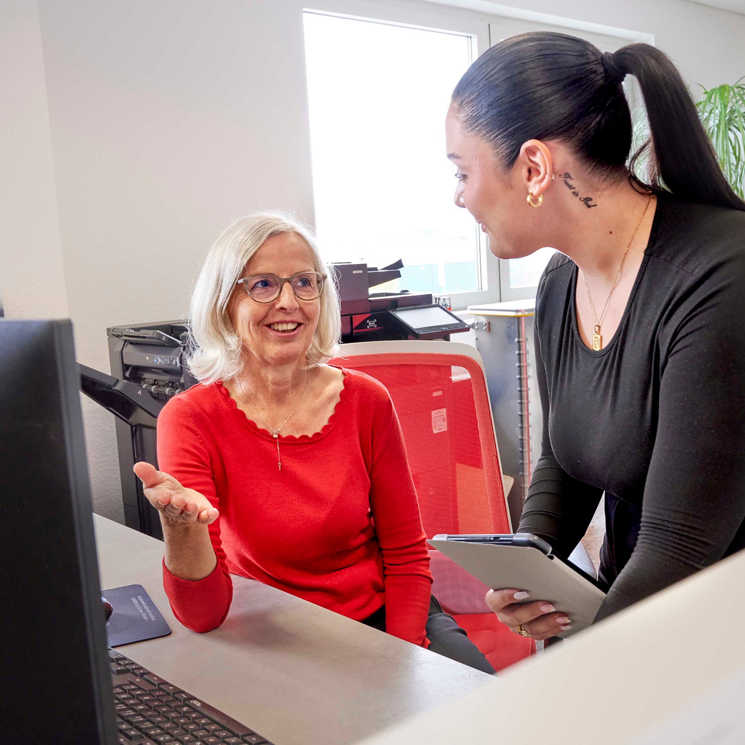 Logistik Mitarbeiterinnen am Schreibtisch