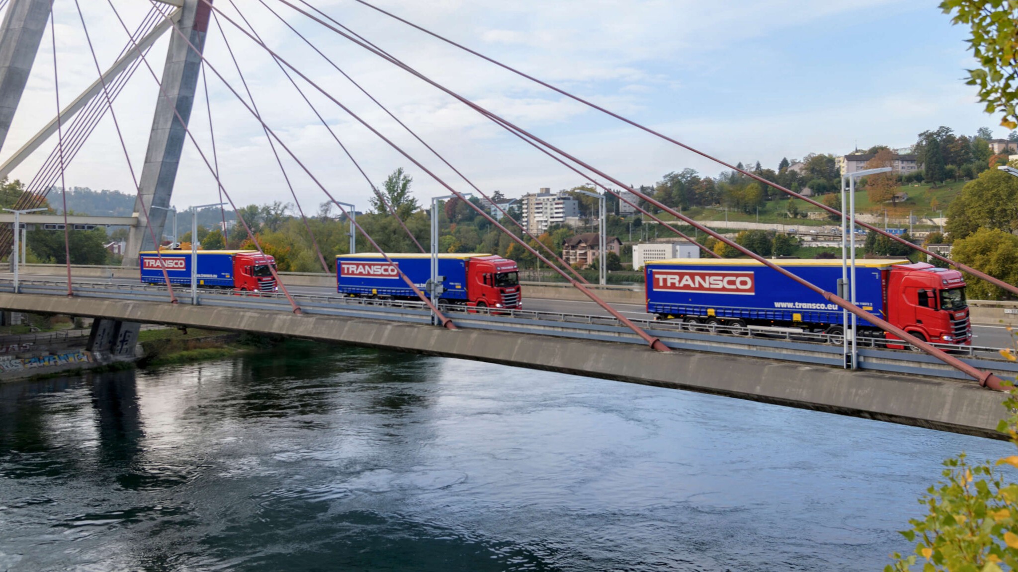 Lkw des Logistikunternehmens Transco auf einer Brücke